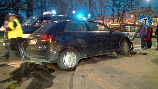 Wypadek przy ul. 3 Maja w Lublinie. Audi uderzyło w słup (wideo)
