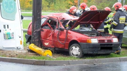 Wypadek przy ul. Diamentowej. Zderzenie dwóch aut (zdjęcia)