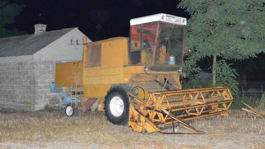Wypadek przy żniwach. Kombajn wciągnął rękę rolnika