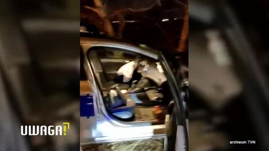 Wypadek radiowozu z nastolatkami. "Policjanci stali i się uśmiechali". WIDEO