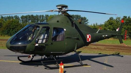 Wypadek śmigłowca w Dęblinie. Dwaj piloci zostali ranni