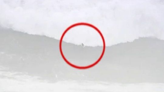 Wypadek surferki. Ratownik wyłowił ją w ostatniej chwili (wideo)