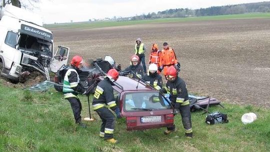 Wypadek w Adamowie, trzy osoby zginęły. W ciężarówce pękła opona?