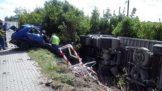 Wypadek w Annopolu: Zderzenie ciężarówki z fiatem. Jedna osoba nie żyje