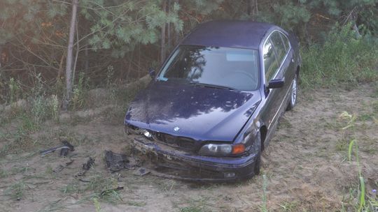 Wypadek w Annówce. Bmw wypadło z drogi