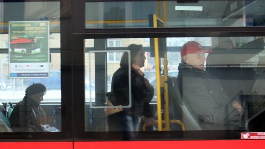 Wypadek w autobusie. Dziecko wypadło z wózka