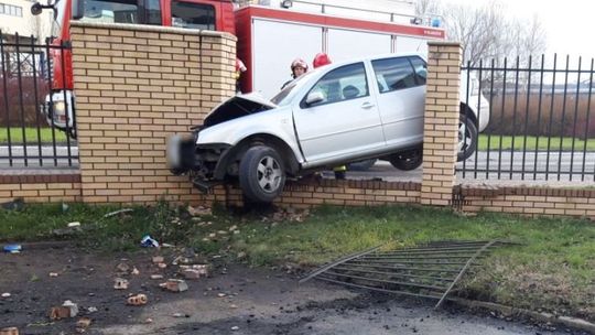 Wypadek w Bogdance. Chciał uniknąć zderzenia, wypchnięty przez ciężarówkę wylądował na płocie