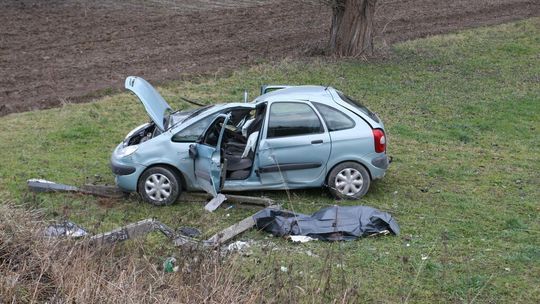 Wypadek w Bychawce: Samochód spadł z nasypu, zginęła 33-letnia kobieta