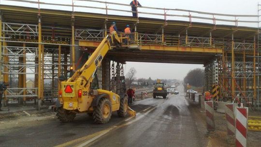 Wypadek w Bystrzejowicach na S17: Ciężarówka uderzyła w budowany wiadukt