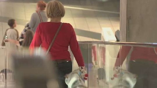 Wypadek w centrum handlowym. 9-latek spadł z ruchomych schodów