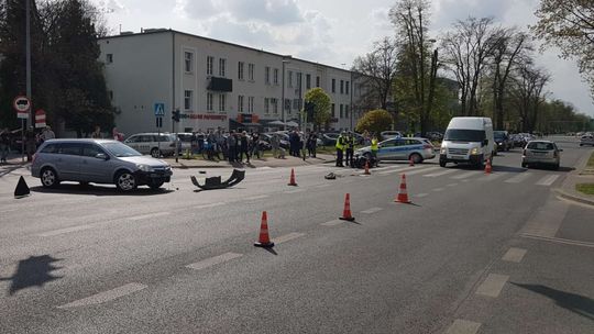 Wypadek w centrum Puław. Ranny 17-letni motocyklista