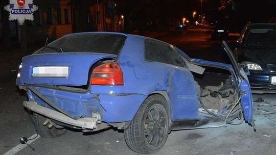 Wypadek w Chełmie: Audi uderzyło w drzewo, z auta wypadł silnik