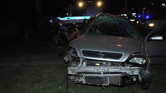 Wypadek w Chełmie, czołowe zderzenie dwóch samochodów