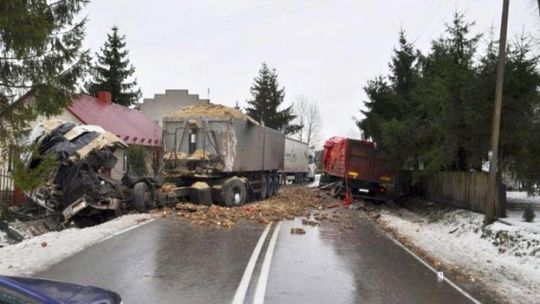 Wypadek w Chorupniku. Zderzenie dwóch ciężarówek 