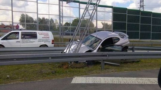 Wypadek w Ciecierzynie. Ford uderzył w drogowskaz (zdjęcia)