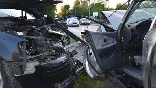 Wypadek w Dęblinie. Młody kierowca stracił panowanie nad mitsubishi