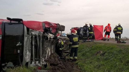 Wypadek w Dorohuczy: Kobieta wjechała pod ciężarówkę i zginęła