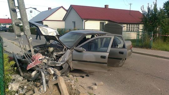 Wypadek w Firleju. Pijany wjechał w słup energetyczny (zdjęcia)