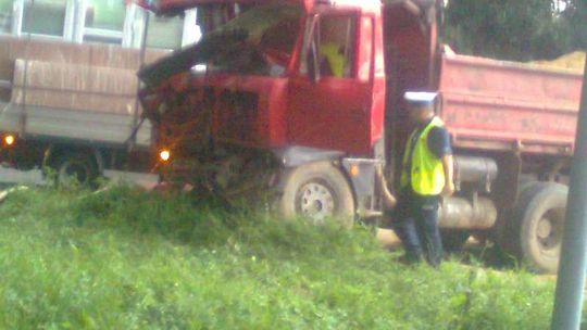 Wypadek w Garbowie, zderzyły się dwie ciężarówki