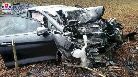 Wypadek w gminie Żmudź. Samochód wypadł z drogi i uderzył w drzewo