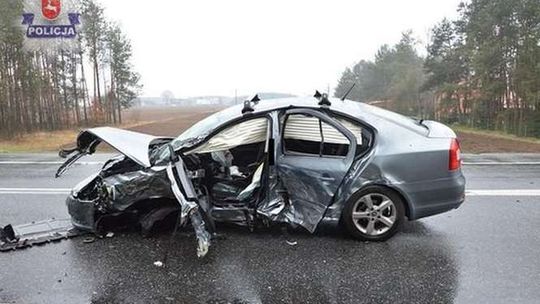 Wypadek w Holi. Kierowca bez prawa jazdy wyprzedzał inne auto