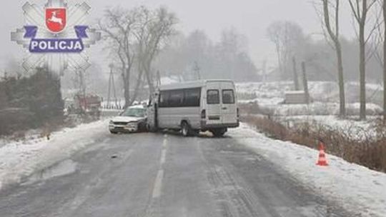 Wypadek w Janowie Podlaskim. Ford zderzył się z busem