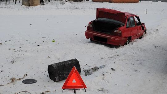 Wypadek w Kaznowie. Kierowca wypadł z auta