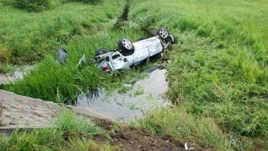 Wypadek w Kolonii Jurki. Trzech rannych, mazda w rowie