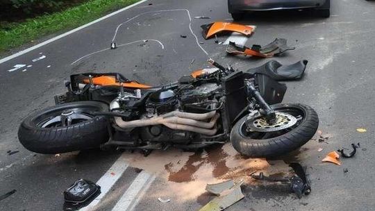 Wypadek w Komarnie. Motocykl wjechał w dwa samochody (zdjęcia)