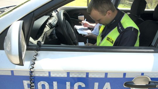 Wypadek w Komarówce. Lanos wjechał w drzewo