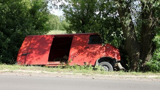 Wypadek w Kozuli. Dostawczak wpadł do rowu