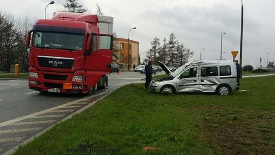 Wypadek w Kraśniku. Samochód zderzył się z ciężarówką