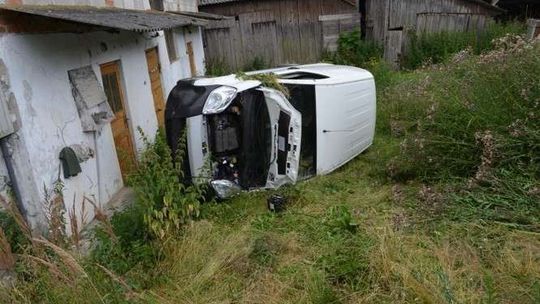 Wypadek w Krężnicy Jarej. Fiat staranował ogrodzenie i dachował
