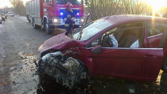 Wypadek w Krężnicy Jarej. Ford uderzył w drzewo
