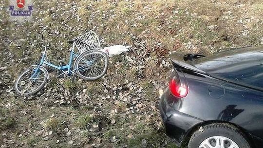 Wypadek w Łęcznej. Opel tigra potrącił mężczyznę z rowerem