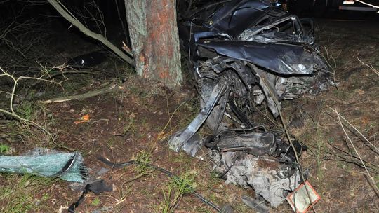 Wypadek w Łomazach. Ford rozbił się na drzewach, kierowca zginął