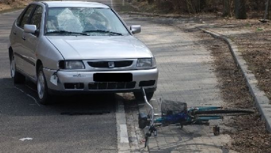 Wypadek w Maryninie. Rowerzysta wjechał pod samochód