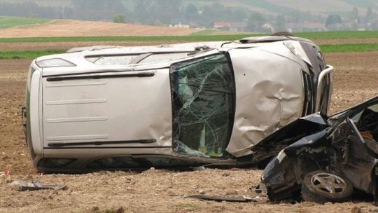 Wypadek w miejscowości Krupe: Kia przewrócona na bok w polu