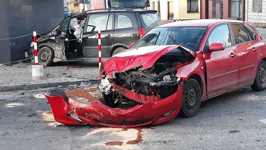 Wypadek w Modliborzycach. Jeden z samochodów uderzył w budynek