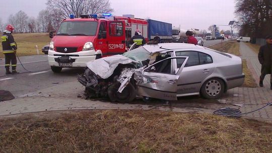 Wypadek w Moszczance: Po zderzeniu TIR i skoda w rowie
