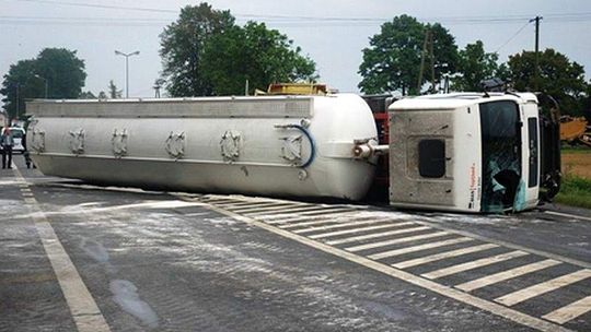 Wypadek w Moszczance. Zderzyły się samochód ciężarowy, bus i osobowy
