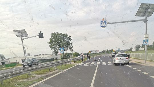 Wypadek w Niemcach. Kobieta potrąciła starszego mężczyznę na przejściu dla pieszych