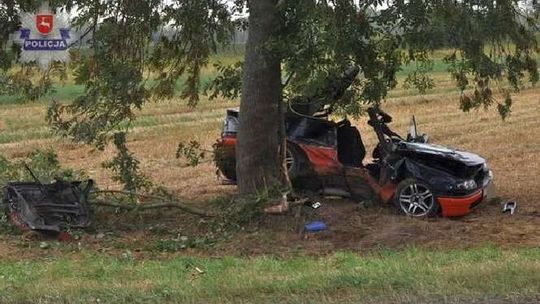 Wypadek w Nieszawie. Kabriolet uderzył w drzewo, zginęła 27-letnia Czeszka