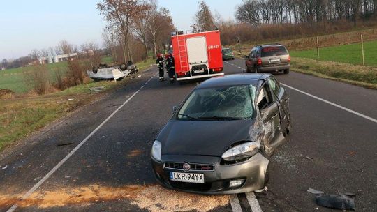 Wypadek w Obrokach. Bus zderzył się z nieoznakowanym radiowozem (wideo, zdjęcia)