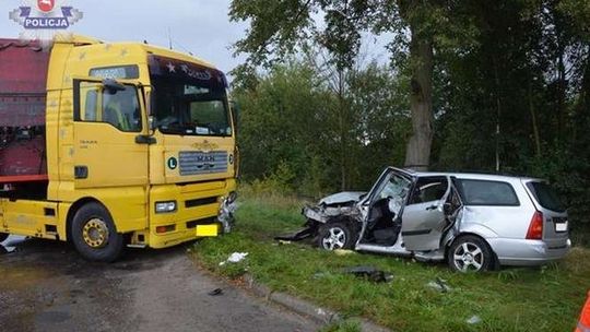 Wypadek w Plebaniej Woli. Ciężarówka wjechała w forda