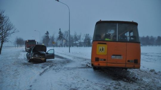 Wypadek w Pokrówce. Gimbus zderzył się z fordem