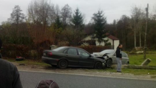 Wypadek w Poniatowej, wjechała w zaparkowany samochód
