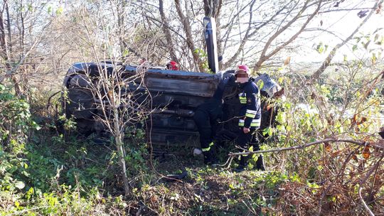 Wypadek w Prawiednikach. Dachował samochód [zdjęcia]