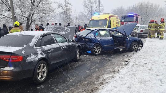 Wypadek w Puławach. Ranna jest kobieta i troje dzieci