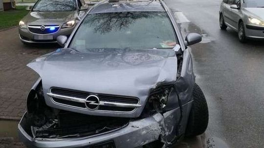 Wypadek w Puławach. Wjechał na skrzyżowanie na czerwonym świetle